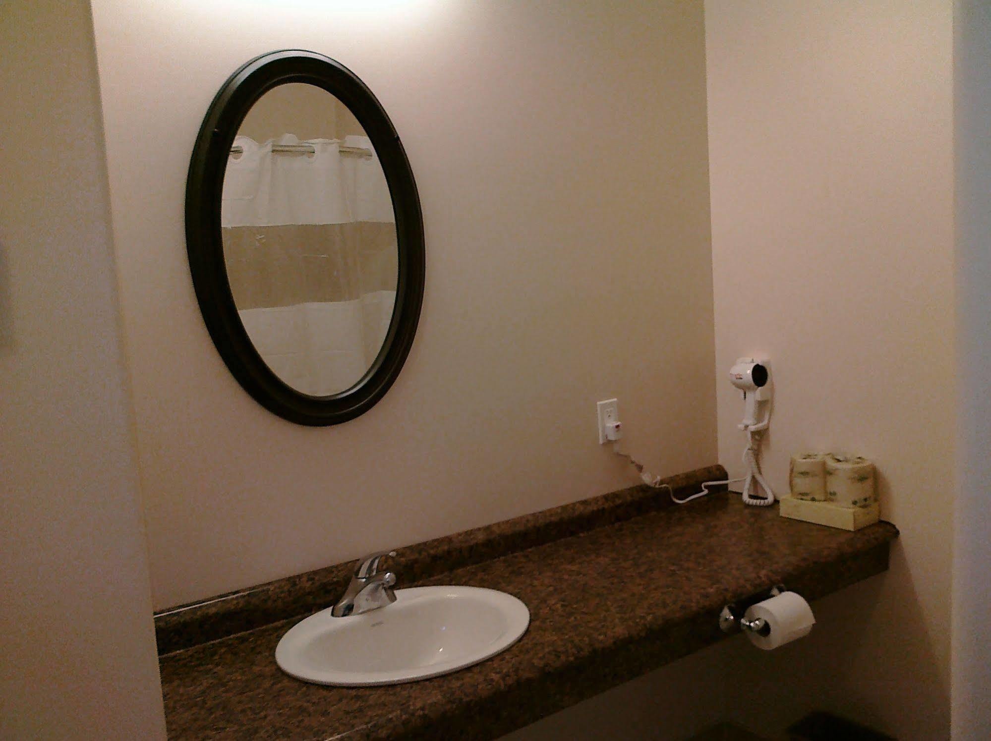Auberge Macdonald Guest Inn Iroquois Falls Esterno foto